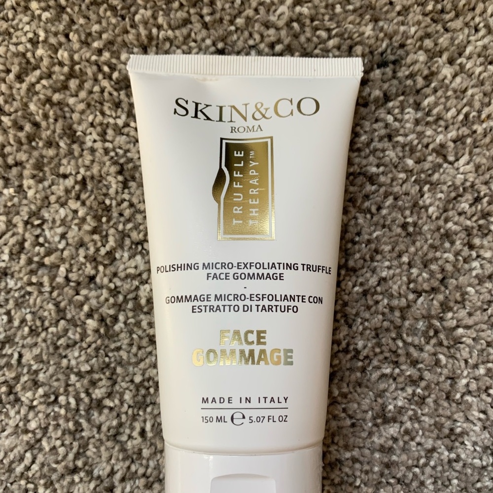 Micro exfoliating face wash